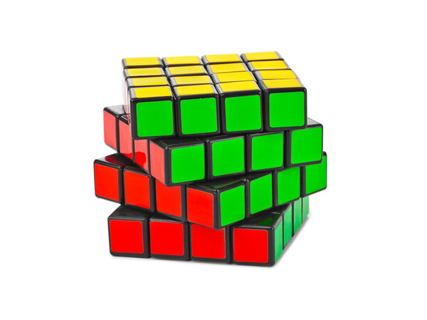 МОСКВА, Россия - 31 августа 2014 года: Кубическая головоломка Рубика изолирована

