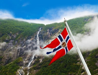 Norveç bayrağı ve şelale