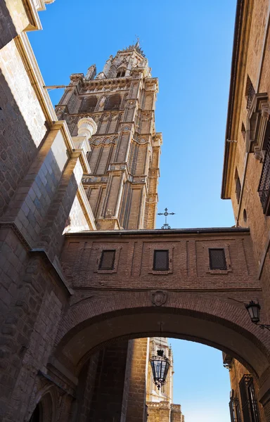 Strada e Cattedrale di Toledo Spagna — Foto Stock