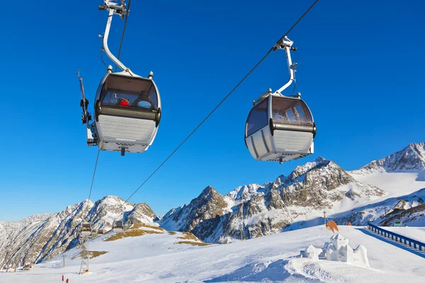 Fortaleza de nieve en la estación de esquí de montaña - Innsbruck Austria — Foto de Stock