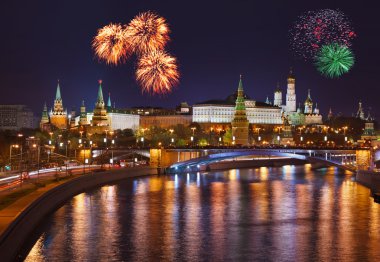Moskova'daki kremlin üzerinde havai fişek