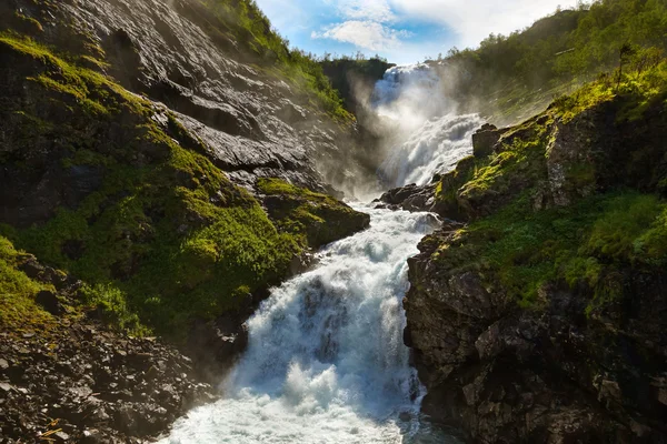 Obří kjosfossen waterfall v flam - Norsko — Stock fotografie