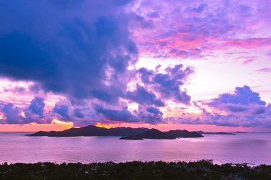 gün batımında Praslin Seyşeller Adası