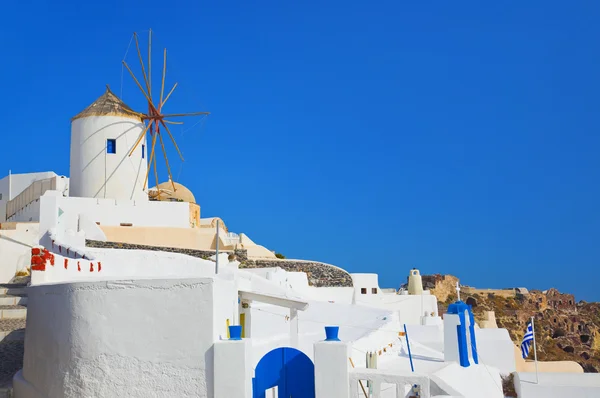 Větrný mlýn v oia na ostrově santorini, Řecko — Stock fotografie