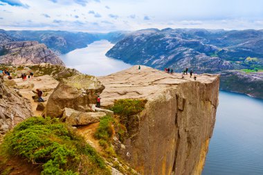 Cliff Preikestolen fiyort Lysefjord - Norveç içinde
