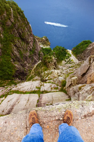 Man die op klif Preikestolen in fjord Lysefjord - Noorwegen — Stockfoto