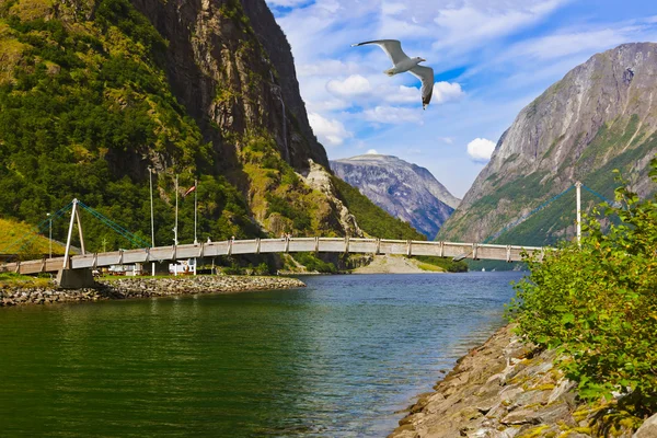 Puente sobre el fiordo Sognefjord - Noruega — Foto de Stock