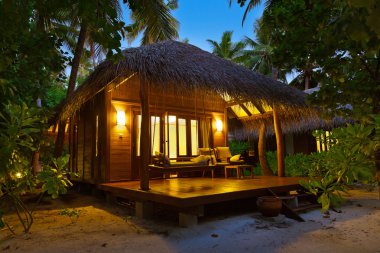 strand bungalow bij zonsondergang - Maldiven