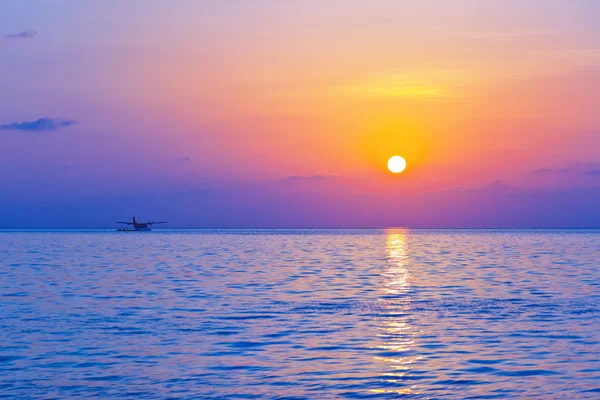 Wasserflugzeug bei Sonnenuntergang - Malediven — Stockfoto