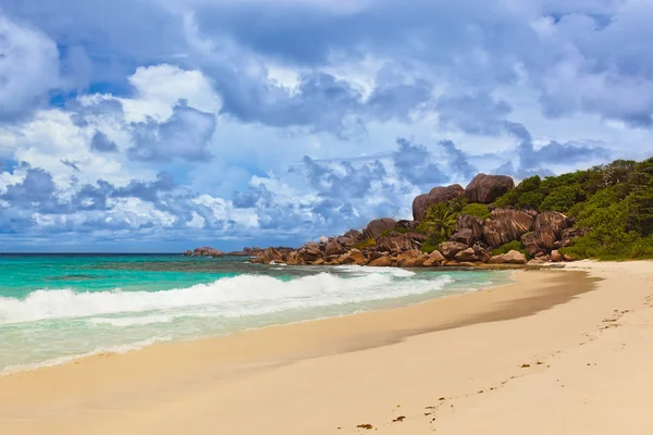 Praia tropical nas seicheles — Fotografia de Stock