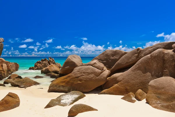 Tropisch strand op de Seychellen — Stockfoto