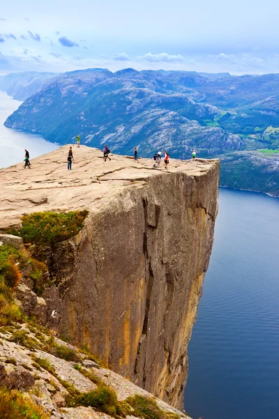 Cliff Preikestolen in fjord Lysefjord - Noorwegen — Stockfoto