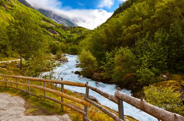 Fiume vicino al ghiacciaio Briksdal - Norvegia — Foto Stock