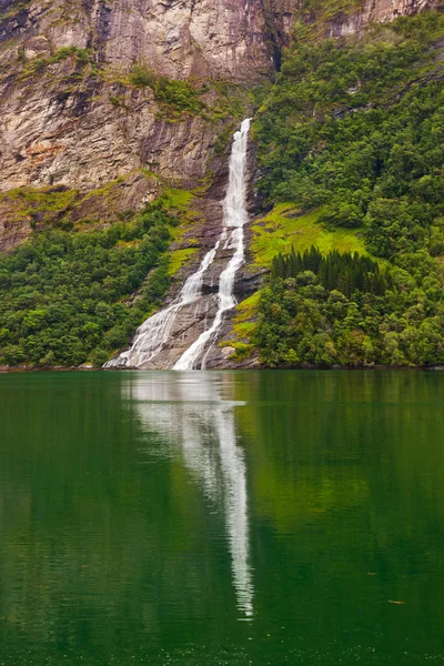 Cachoeira no fiorde Geiranger - Noruega — Fotografia de Stock