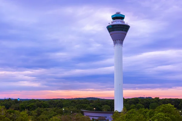 Torre de control de vuelo en el aeropuerto de Kuala Lumpur (Malasia) ) — Foto de Stock
