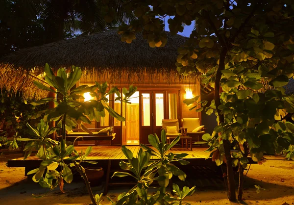 Beach bungalow i solnedgången - Maldiverna — Stockfoto