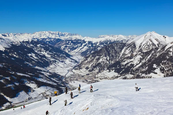 Лыжники на горнолыжном курорте Бад Гаштайн Австрия — стоковое фото