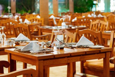 Bardaklar ve tabaklar restoranda masada.