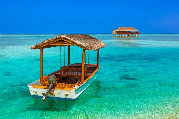 Barco y bungalow en la isla de Maldivas — Foto de Stock