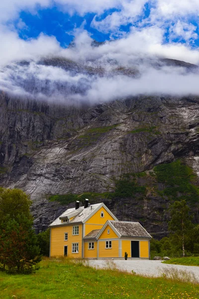 Dom w pobliżu trolli - Norwegia — Zdjęcie stockowe