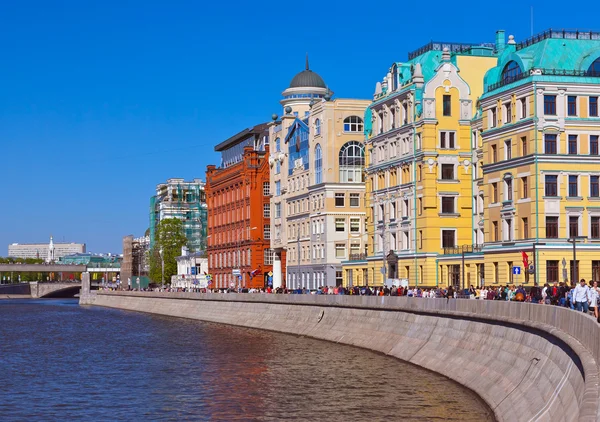 Moskva, Rusko - září 05: Chůze lidí v náspu m — Stock fotografie