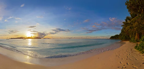 Zonsondergang op tropisch strand - Seychellen — Stockfoto