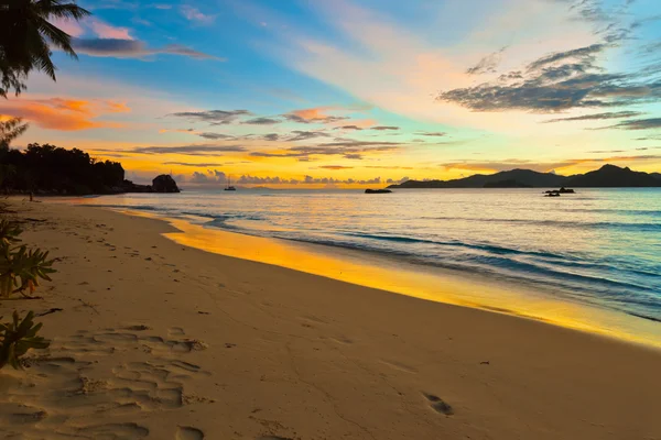 Pôr do sol na praia tropical - Seychelles — Fotografia de Stock