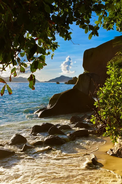 Coucher de soleil sur la plage Source D'Argent aux Seychelles — Photo