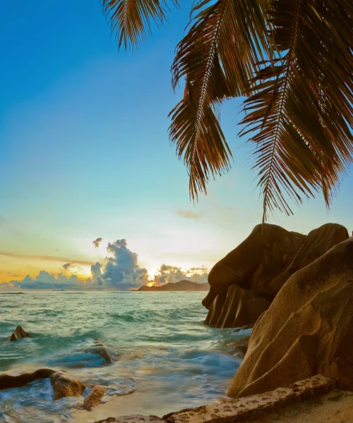 Solnedgång på stranden source d'argent på Seychellerna — Stockfoto