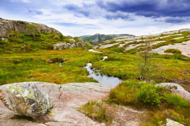 Dağlar fiyort Lysefjor Cliff Preikestolen giderken