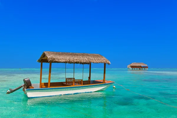 船和马尔代夫岛上的小屋 — 图库照片