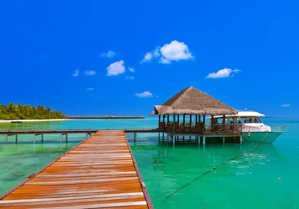 Isla tropical y barco — Foto de Stock