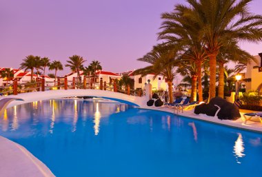 gün batımında Yüzme Havuzu