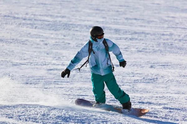 Skiër op bergen ski resort innsbruck - Oostenrijk — Stockfoto