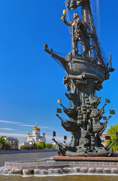 Monument to Peter the Great and Cathedral of Christ the Savior - — Stock Photo, Image