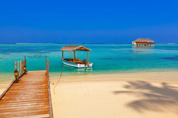 Bateau et bungalow sur l'île des Maldives — Photo