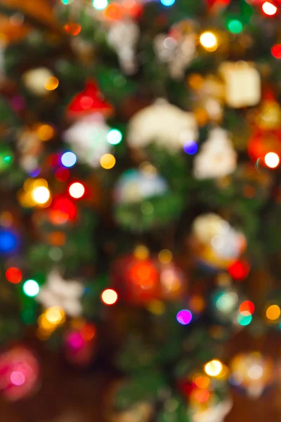 Рождественская елка с размытой фотографией - праздничный фон — стоковое фото