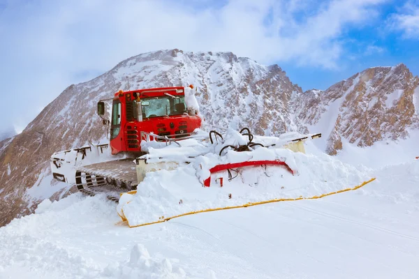 Máquina para la preparación de pistas de esquí en Kaprun Austria — Foto de Stock