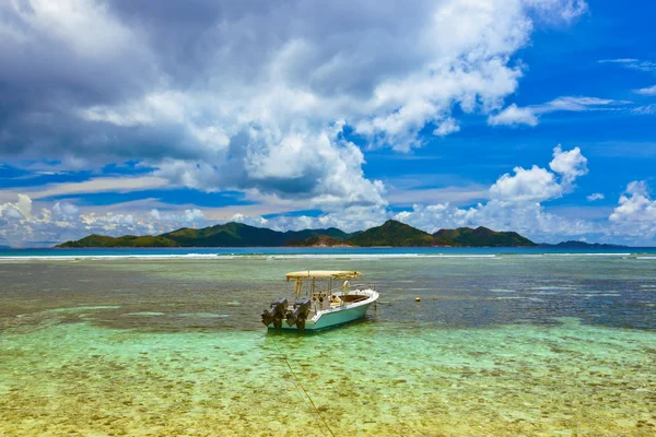 Tropical island at Seychelles and boats — Stock Photo, Image