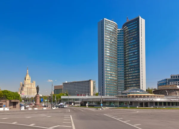 Moscow, Rusland - 01 mei: "Open boek" gebouw van de voormalige Secretar — Stockfoto