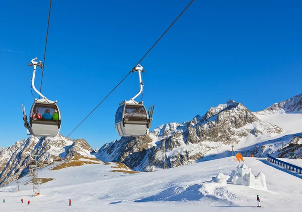 Forte de neve na estância de esqui de montanhas - Innsbruck Áustria — Fotografia de Stock