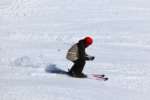 Skiër op bergen ski resort innsbruck - Oostenrijk — Stockfoto