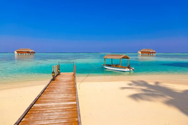 Barco y bungalow en la isla de Maldivas — Foto de Stock