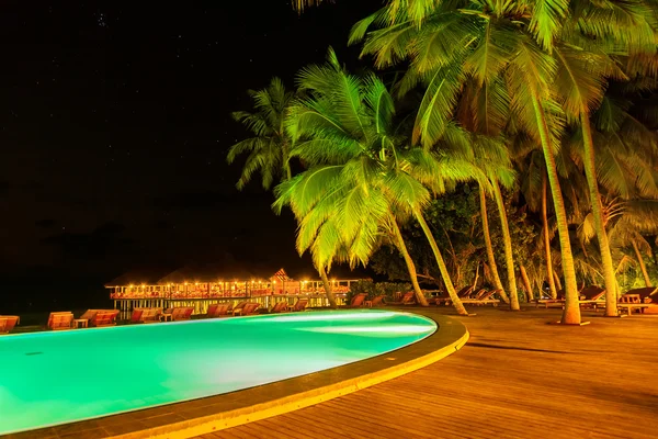 Piscina en la isla tropical de Maldivas — Foto de Stock