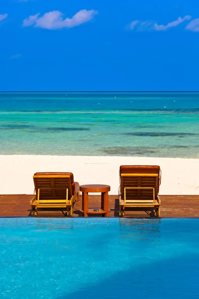 Espreguiçadeiras na praia das maldivas — Fotografia de Stock
