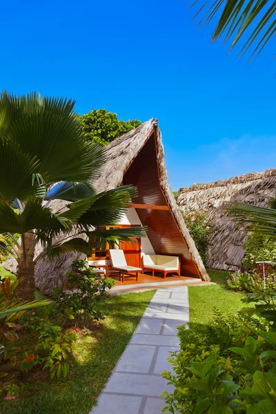 Hotel sulla spiaggia tropicale — Foto Stock