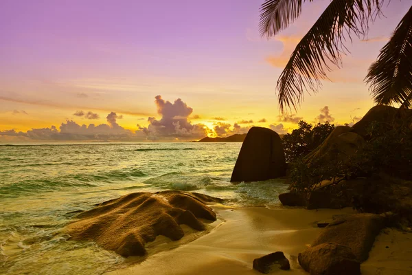 Solnedgång på stranden source d'argent på Seychellerna — Stockfoto