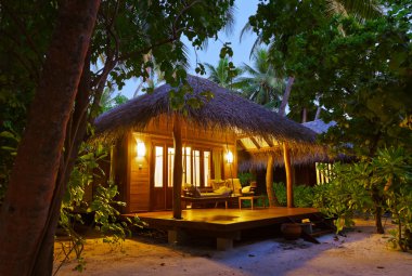 strand bungalow bij zonsondergang - Maldiven