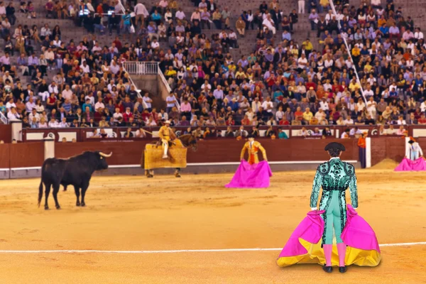 Matador och bull i tjurfäktning i madrid — Stockfoto