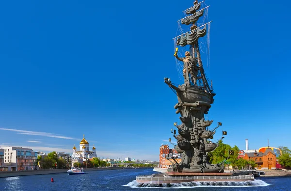 Monument to Peter the Great and Cathedral of Christ the Savior - — Stock Photo, Image